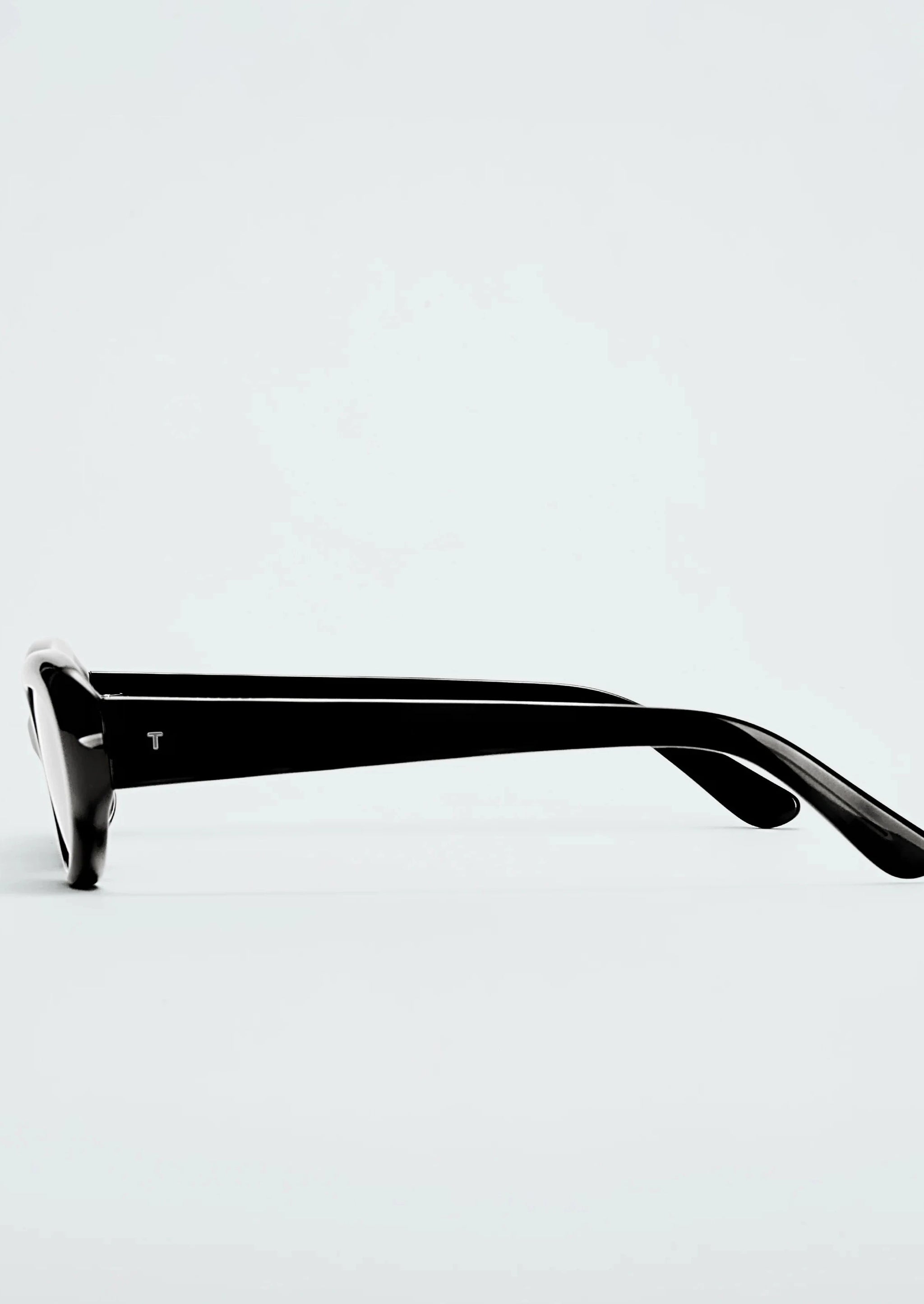 【関税込み】THISTLES ブラック 'The Coco' サングラス THISTLES: Black 'The Coco' Sunglasses | SSENSE