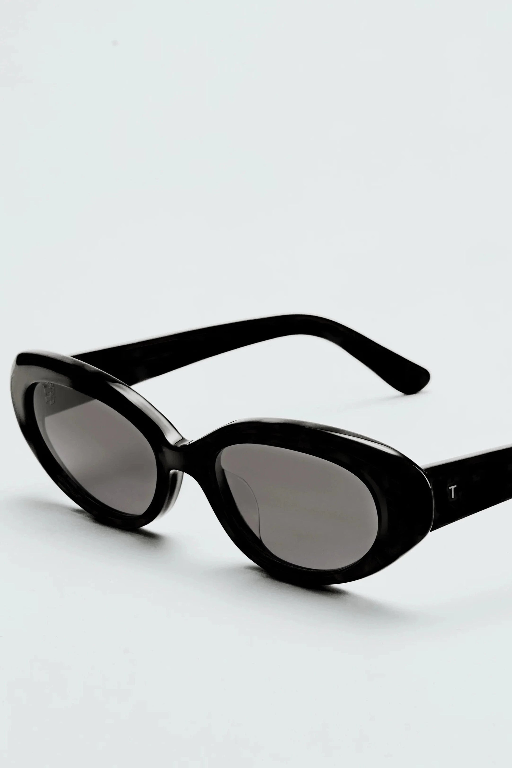 【関税込み】THISTLES ブラック 'The Coco' サングラス THISTLES: Black 'The Coco' Sunglasses | SSENSE